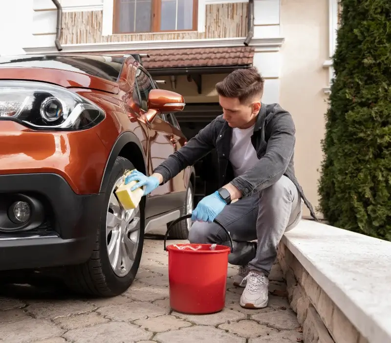 Lavage auto à domicile Ully-Saint-Georges : professionnel intervenant sur un véhicule
